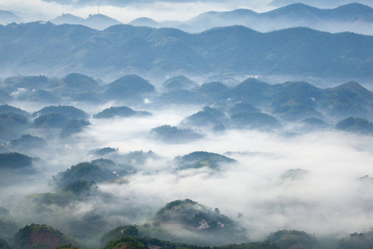 宜宾蜀南竹海晨雾缭绕的丘壑