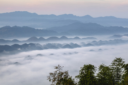 宜宾蜀南竹海雾色缭绕的丘壑山脉