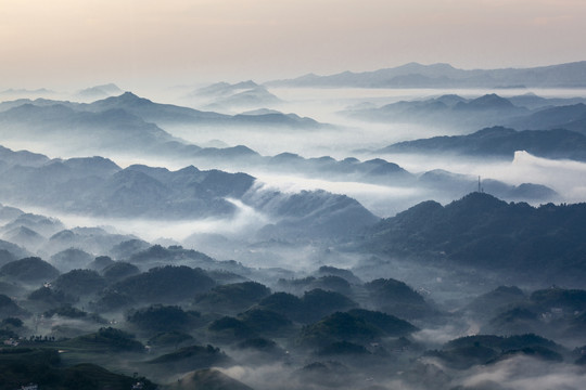 晨雾缭绕高山丘壑与山脉自然风光
