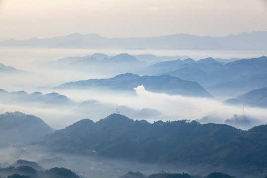 晨雾缭绕的丘壑山脉与高山