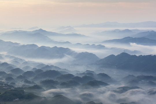宜宾蜀南竹海晨雾缭绕丘陵与山脉