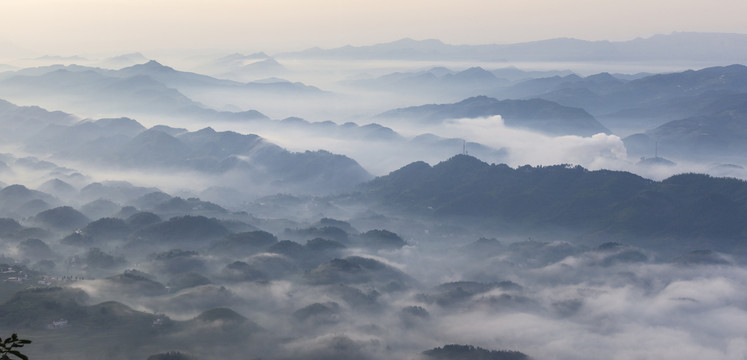 晨雾缭绕的丘壑山脉与高山