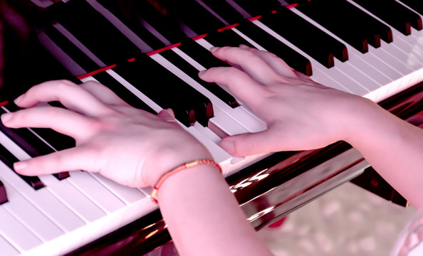 弹钢琴的一双手