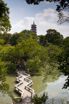 芳圃内的山光水色