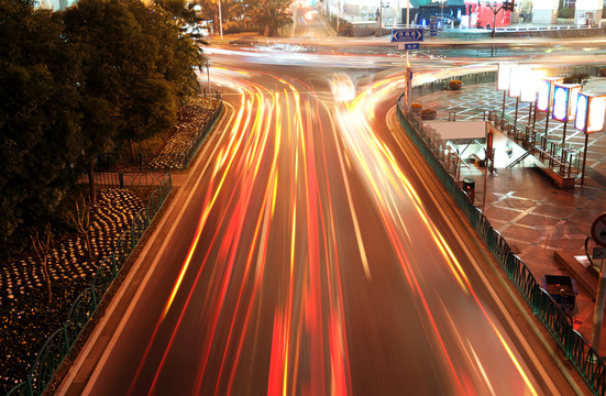 夜晚的城市道路交通拥挤