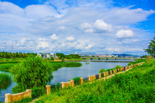 鞍山万水河石桥河岸与建筑群