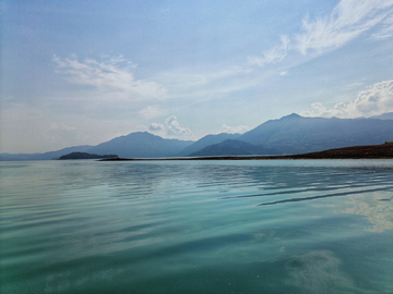 湖面远山