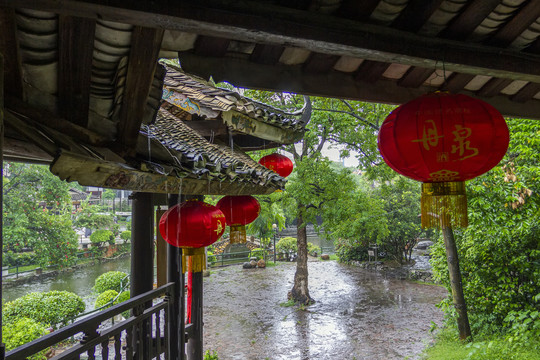 风雨桥桥头檐角飞翘