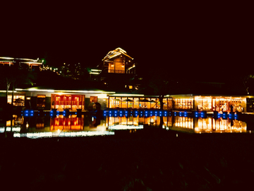 云南弥勒湖泉酒店夜景