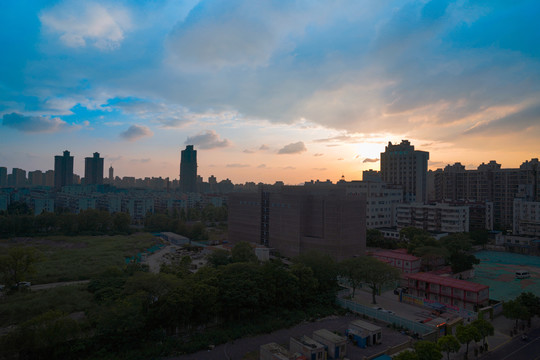 城市夕阳