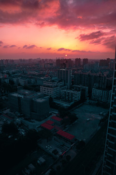 粉色夕阳城市天空