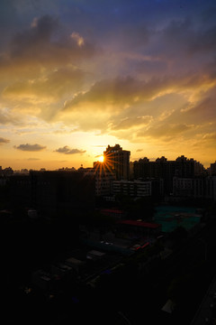 楼顶拍摄夕阳落日