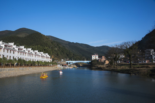 绿水青山晴空碧蓝的生态乡村