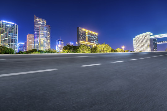 高速公路和现代建筑夜景