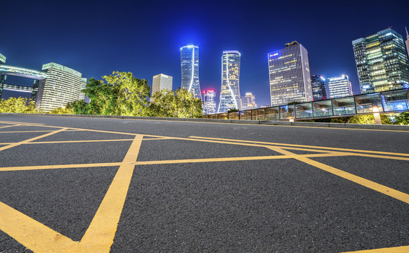 沥青地面划线和城市夜景