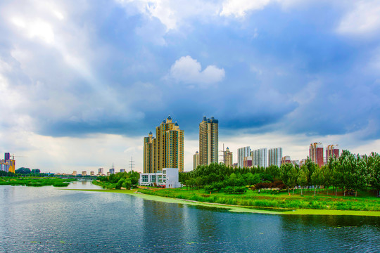 万水河岸上多高层建筑群