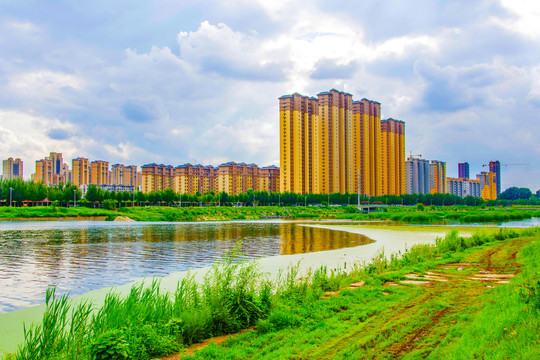 万水河道与对岸多高层建筑