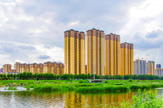 万水河对岸多高层建筑与观景台