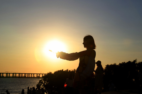 夕阳下人物剪影