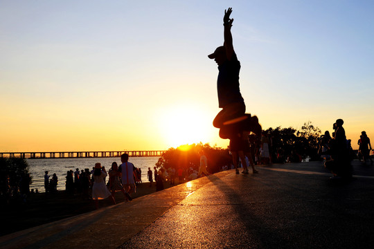 夕阳人物剪影