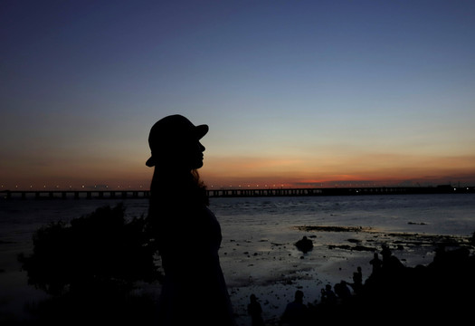 海边傍晚美女