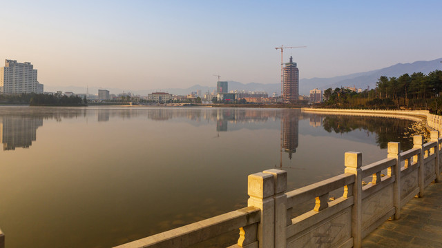 临沧玉龙湖公园清晨自然景观