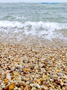 海浪冲刷鹅卵石