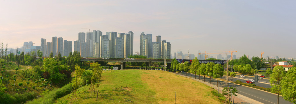 成都桂溪生态公园远眺复地金融岛