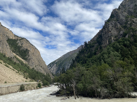 蓝天白云高原河流峡谷