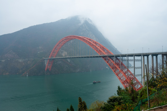 烟雨迷蒙的巫山长江大桥