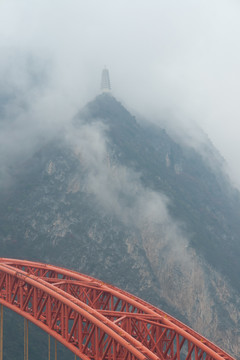 烟雨迷蒙的巫峡镇水塔