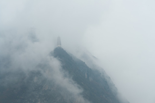 烟雨迷蒙的巫峡镇水塔