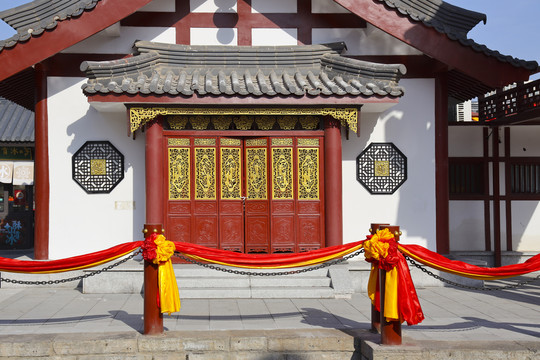 中式雕花镂空木门