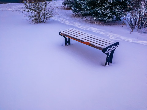 公园雪地长椅