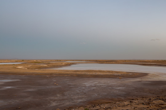 中国西北阿拉善沙漠盐湖荒原黄昏