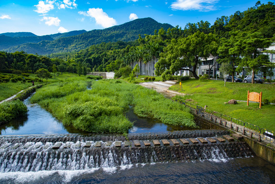 山谷的水坝