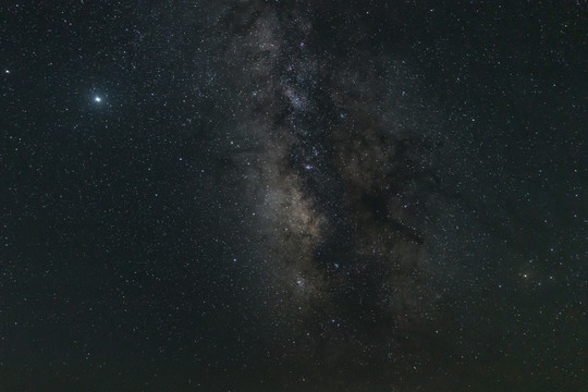 中国西北腾格里沙漠夜晚与银河