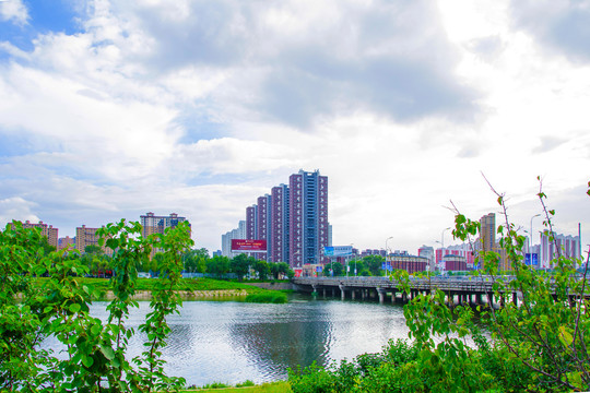 万水河上公路石桥与多高建筑