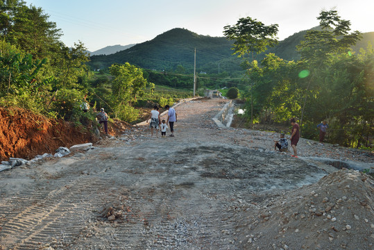 正在修建的公路