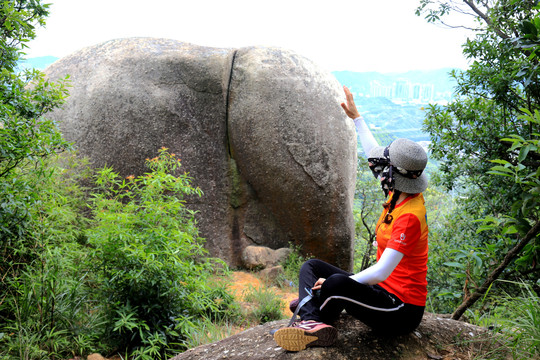 女人与岩石大象