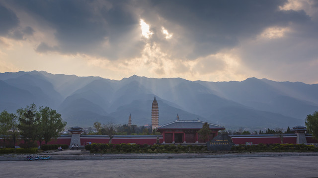 大理崇圣寺三塔与苍山耶稣光