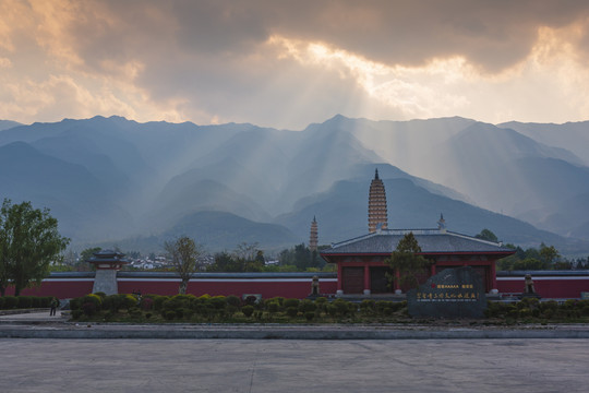 大理崇圣寺三塔与苍山耶稣光