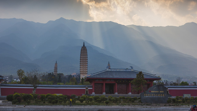 大理古城崇圣寺三塔苍山耶稣光