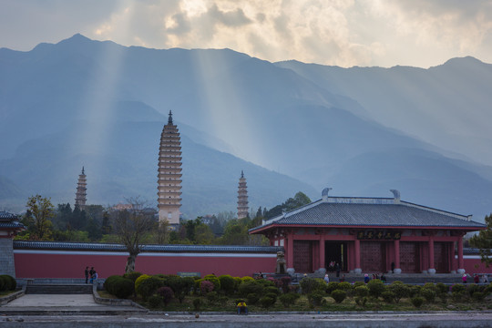 大理古城崇圣寺三塔苍山耶稣光