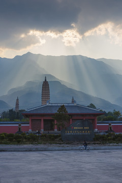 大理古城崇圣寺三塔苍山耶稣光