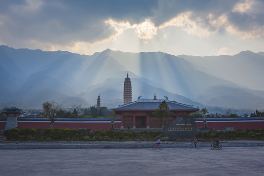 大理古城崇圣寺三塔苍山耶稣光