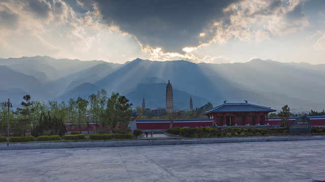 大理古城崇圣寺三塔苍山耶稣光