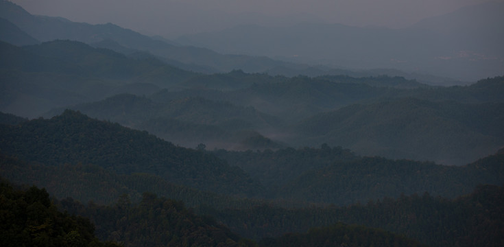 信丰金盆山林场高山日出水墨云彩