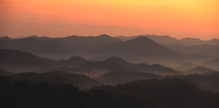 信丰金盆山林场高山日出水墨云彩