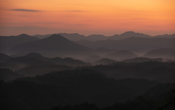 信丰金盆山林场高山日出水墨云彩